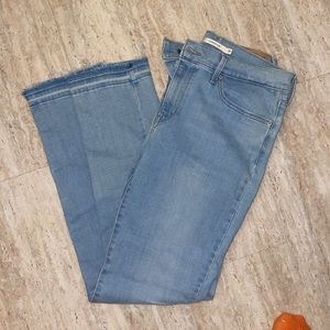 Light wash slimming slim Levi’s jeans
